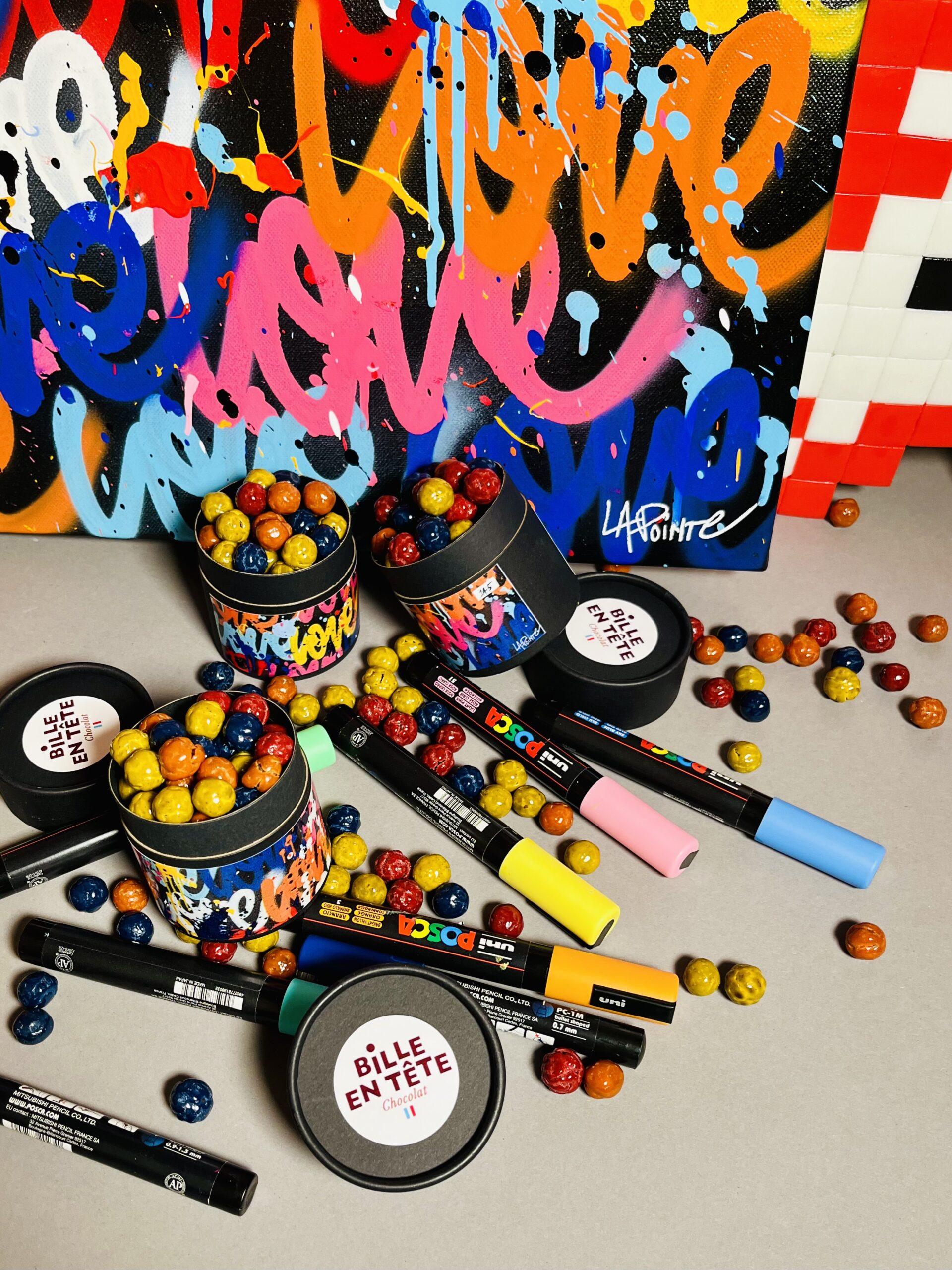 Dragées bille en tête au milieu de feutre et graffitis