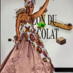 Femme portant une longue robe faites de billes de couleurs au style des tissus Wax africain