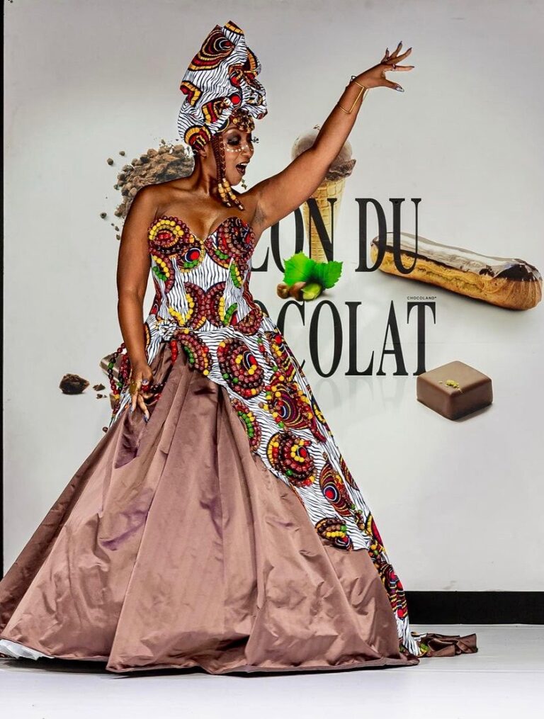 Femme portant une longue robe faites de billes de couleurs au style des tissus Wax africain