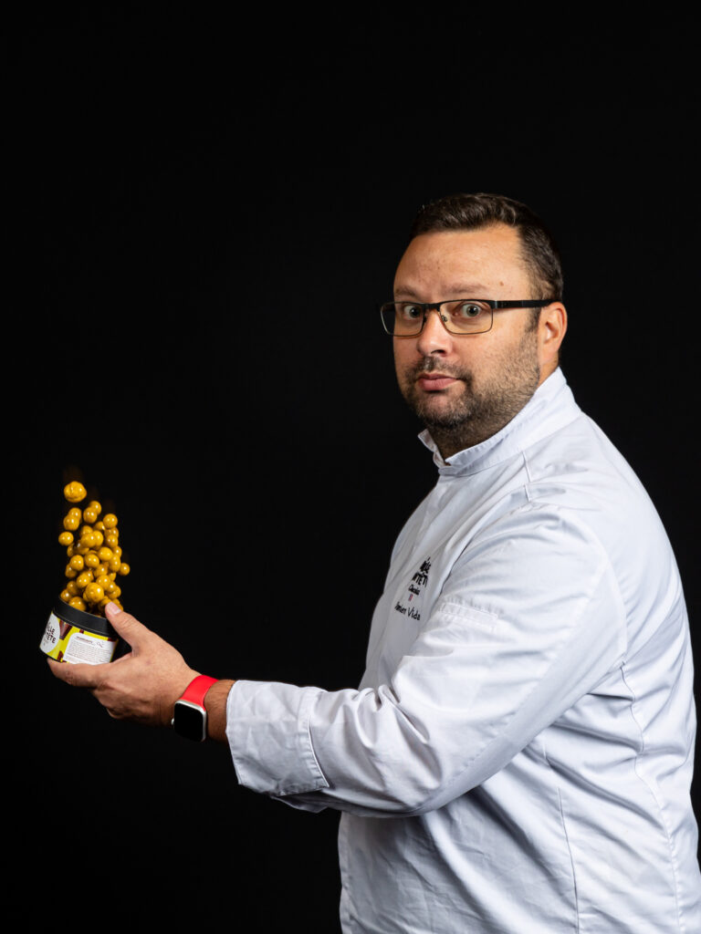 Portrait Damien Vidal Le chef Damien Vidal et ses billes de chocolat