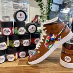 Pyramide de boites billes en chocolat accompagnées de sneakers aux coueurs de Bille en Tête