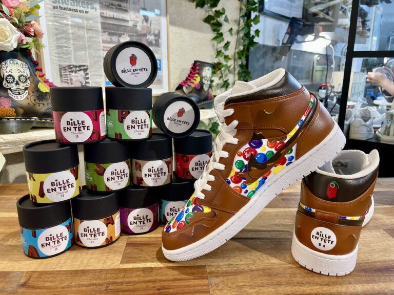 Pyramide de boites billes en chocolat accompagnées de sneakers aux coueurs de Bille en Tête